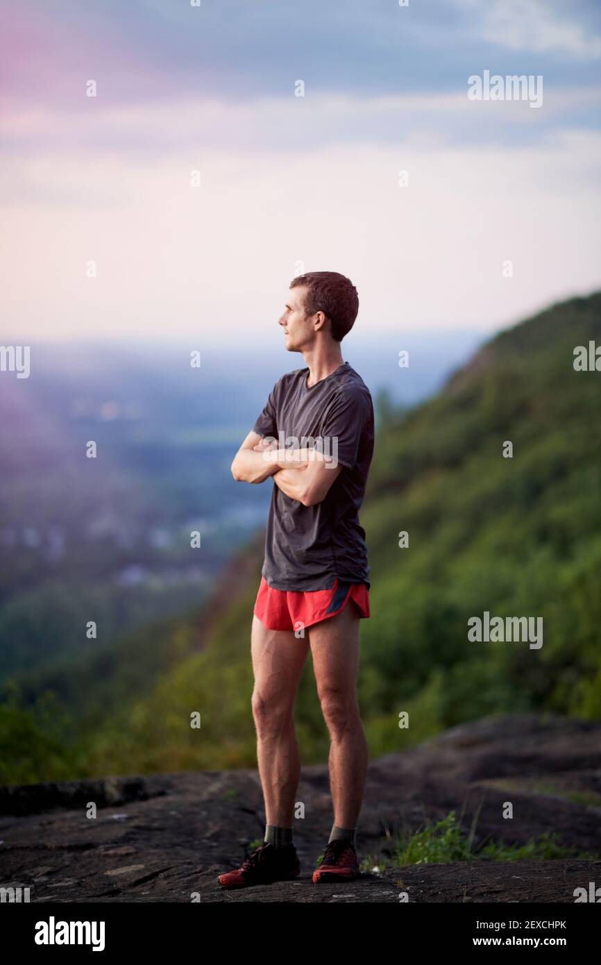 Porträt eines jungen erwachsenen Mann Trailrunner auf einem Mountain Ridge Stockfoto