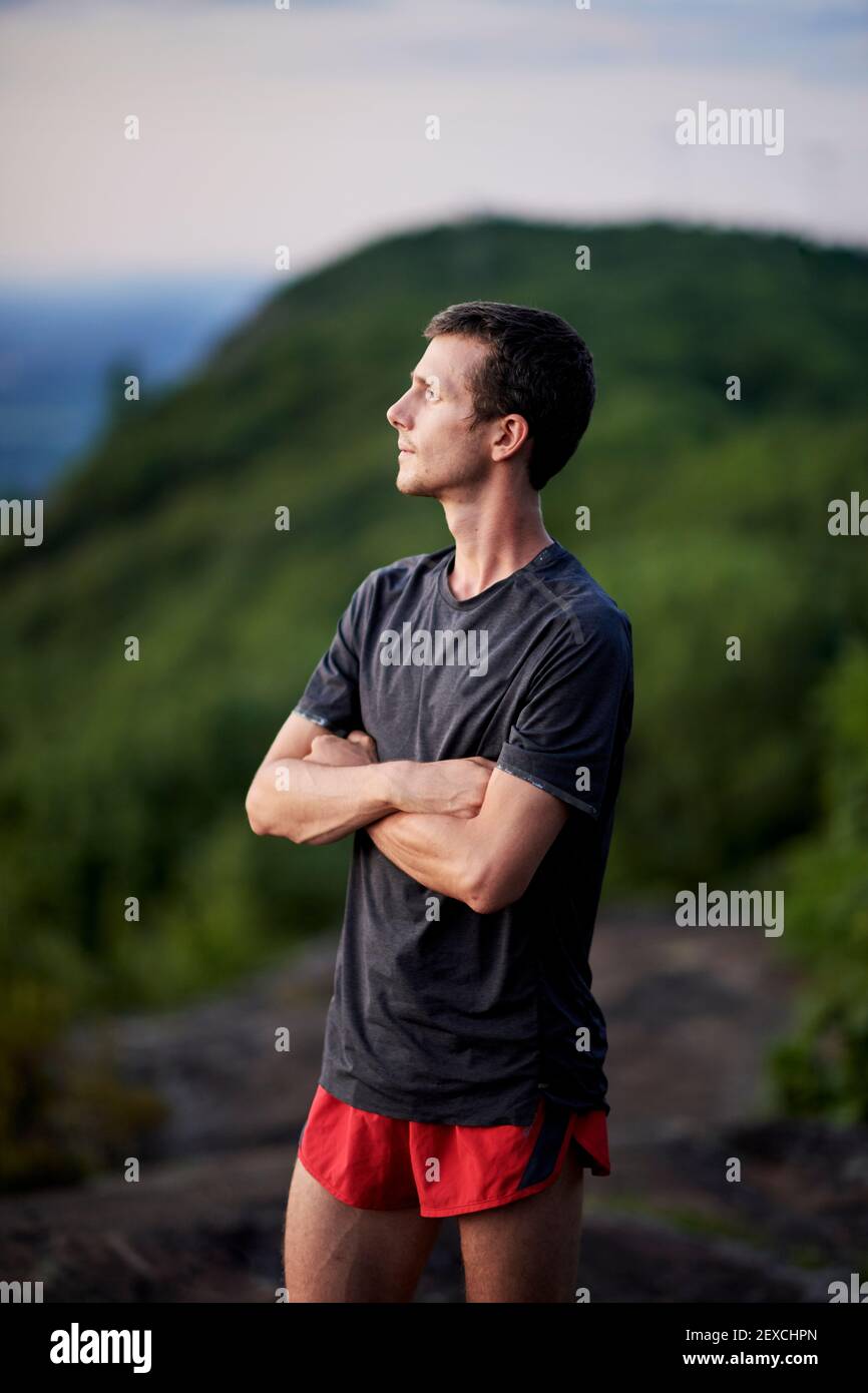 Porträt eines jungen erwachsenen Mann Trailrunner auf einem Mountain Ridge Stockfoto