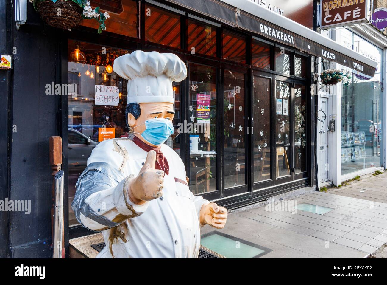 Eine Chef-Mannequin mit Maske signalisiert vor einem Café in Islington, das während der dritten Coronavirus-Sperre, London, Großbritannien, zum Mitnehmen geöffnet ist, einen 'Daumen nach oben' Stockfoto