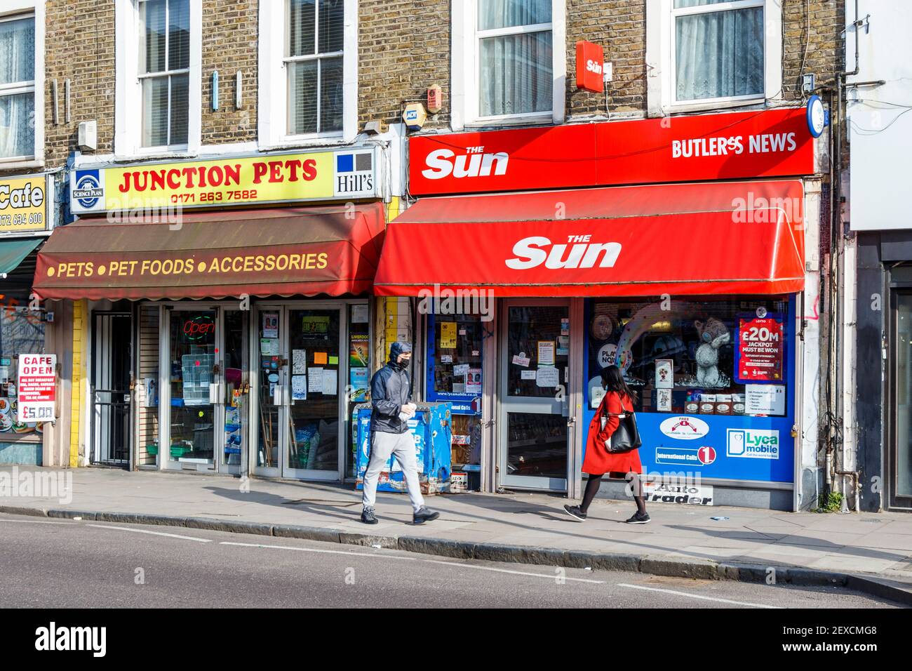 Lokale Geschäfte in der Hauptstraße, einige geschlossen, einige offen für wichtige Vorräte und zum Mitnehmen, während der dritten Coronavirus-Sperre, Islington, London, Großbritannien Stockfoto