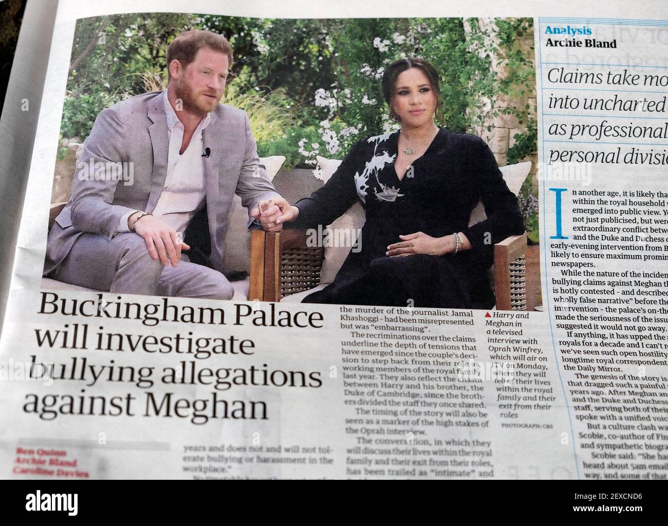 'Buckingham Palace wird Mobbing-Anschuldigungen gegen Meghan untersuchen' Markle mit Prince Harry Guardian Zeitungsartikel am 4. März 2021 London VEREINIGTES KÖNIGREICH Stockfoto