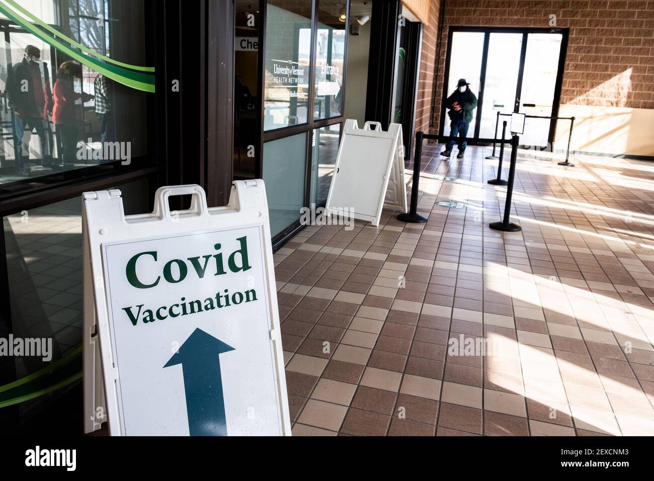 Personen, die die COVID-Impfstelle betreten, die vom Gesundheitsministerium des Bundesstaates Vermont im ehemaligen J.C. betrieben wird Penny Store in der Berlin Mall, Berlin, VT, USA. Stockfoto