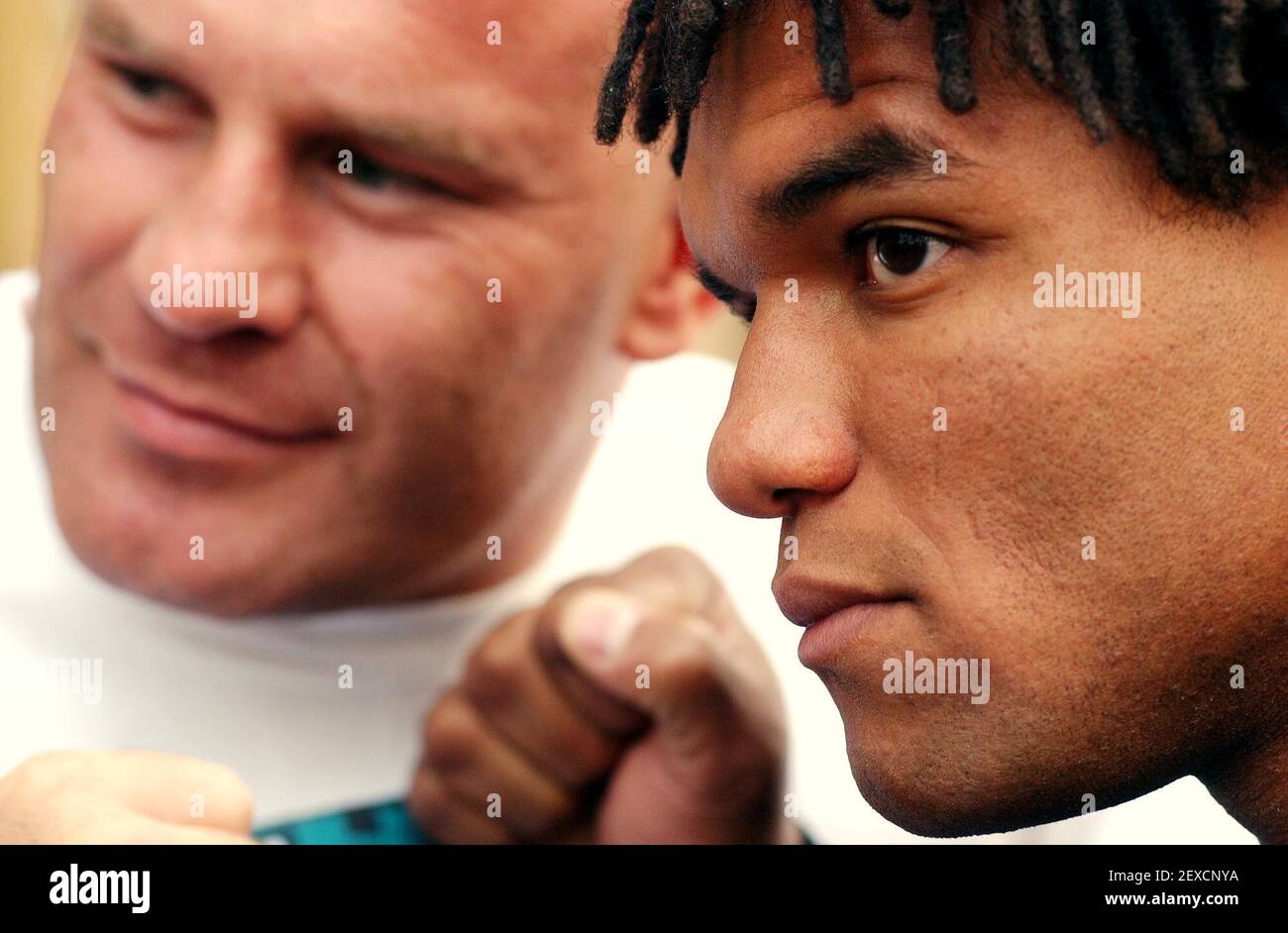 Der britische Schwergewicht-UFC-Konkurrent Ian Freeman (links) mit Kanadier Konkurrent Carlos Newton heute in London, um die erste zu promoten Ever UK Veranstaltung der UFC, die stattfinden wird Die Royal Albert Hall am 13th July,17. April 2002 Foto Andy Paradise Stockfoto