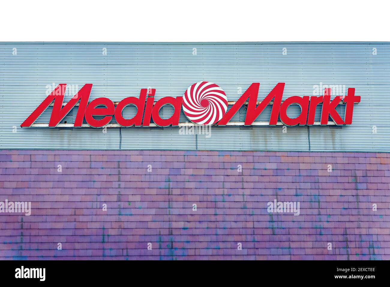 MediaMarkt Logo auf der Außenseite eines Gebäudes in der Stadt.Kette Geschäfte, die Unterhaltungselektronik verkaufen Stockfoto