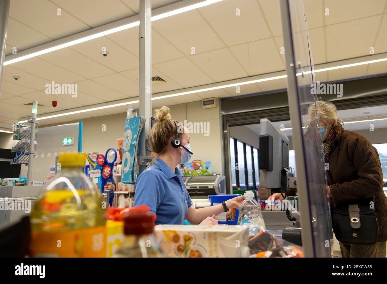 Shopper Customer Worker trägt Covid Facemask an der Co Op Supermarkt Kasse Theke Food Shopping während Coronavirus im britischen Geschäft BRITAIN KATHY DEWITT Stockfoto