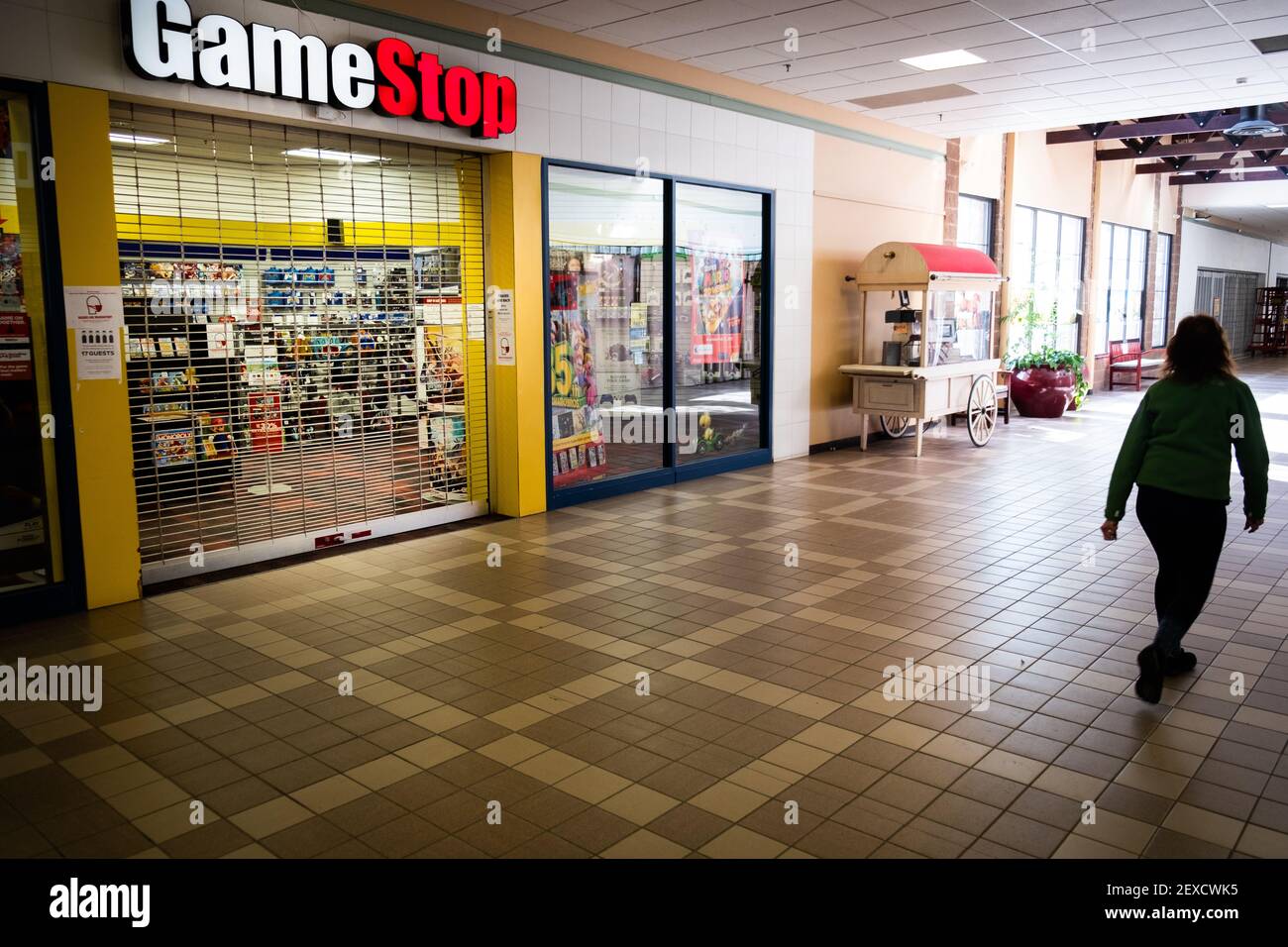 Mall Walkers flanieren an einem geschlossenen und verlassenen Game Stop Store in der Berlin Mall, Berlin, VT, USA vorbei. Stockfoto