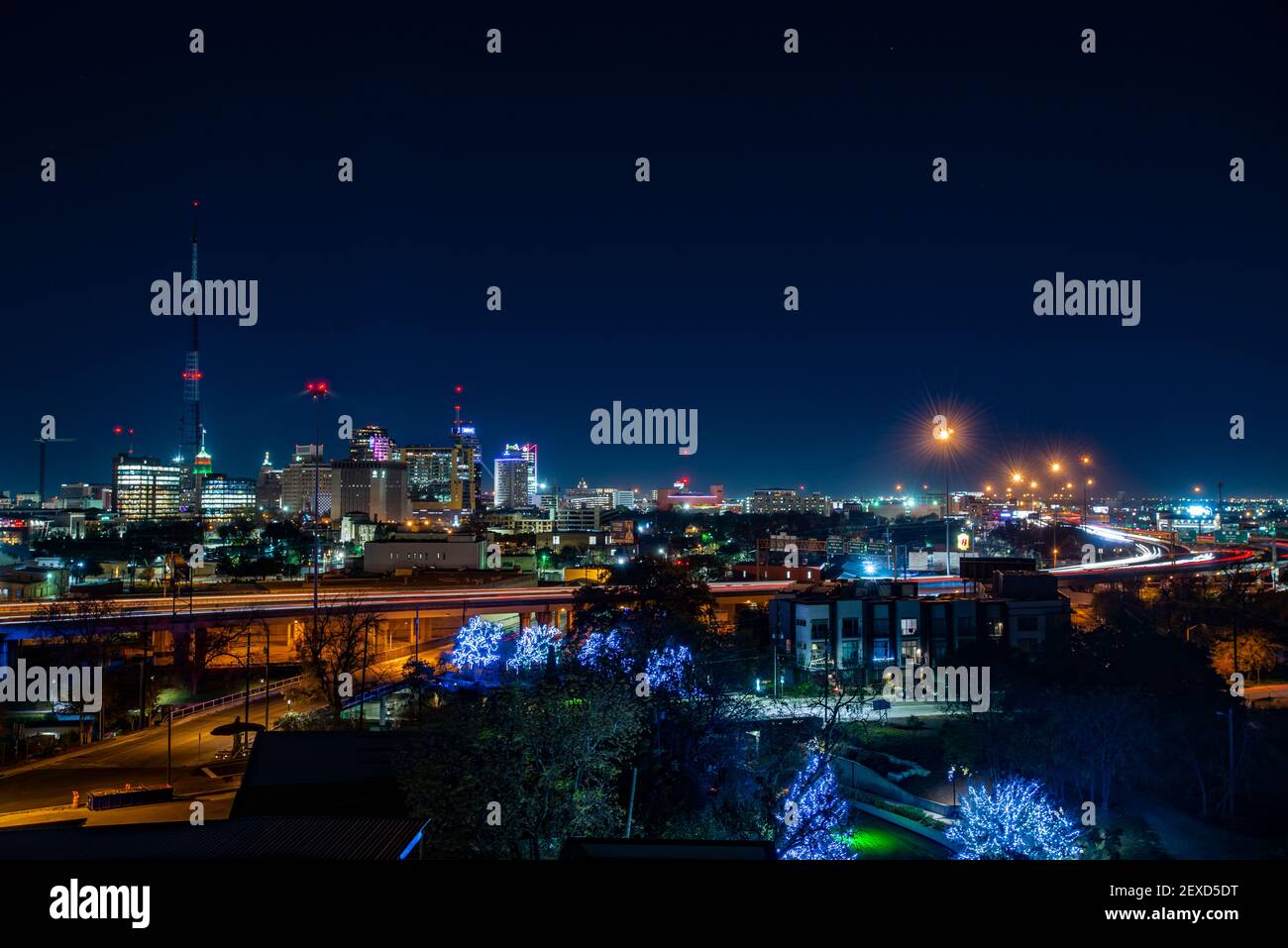 Skyline von San Antonio, Texas, USA bei Nacht, von den Cellars Apartments im Pearl aus gesehen. Stockfoto