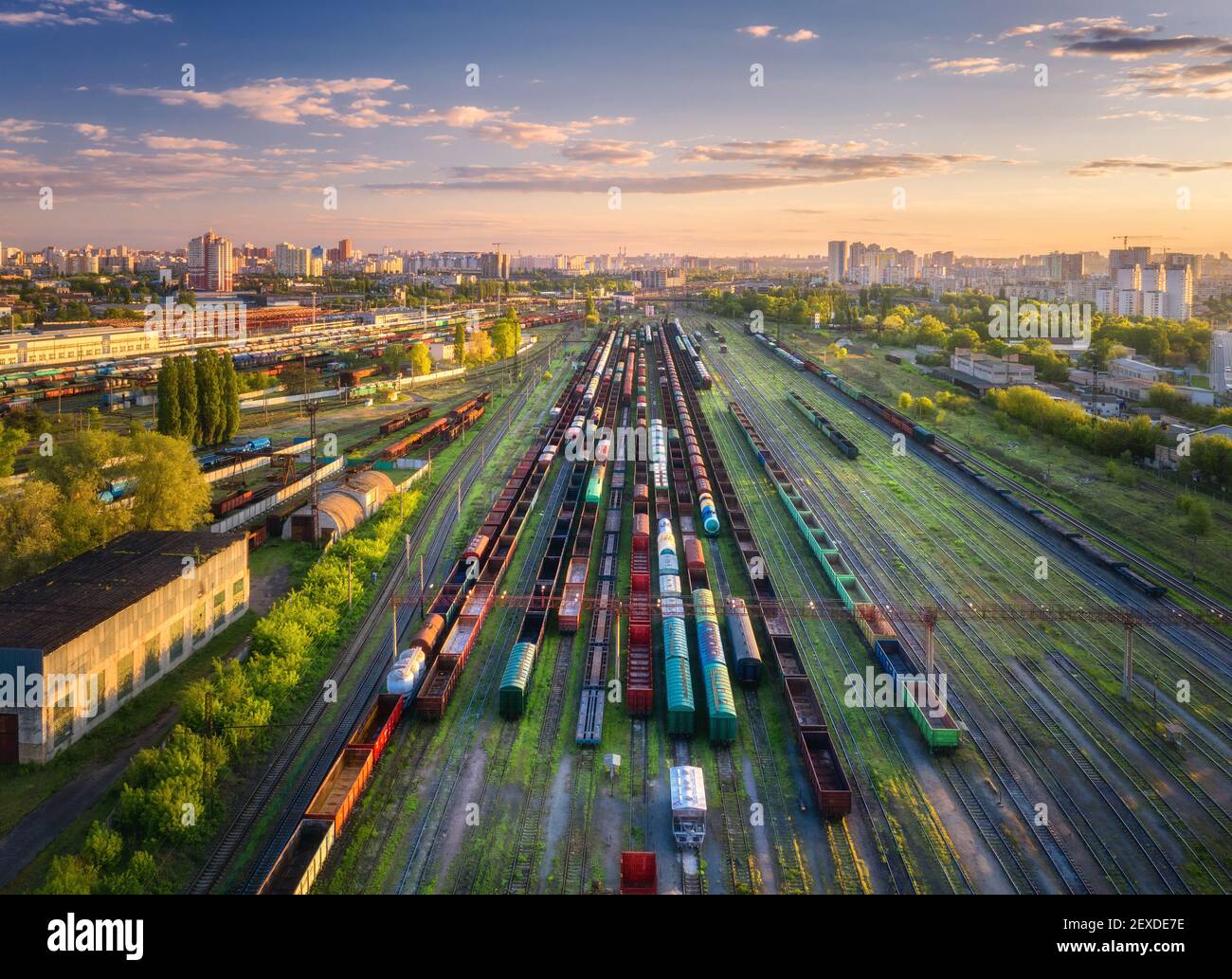 Luftaufnahme der Güterzüge bei Sonnenuntergang. Bahnhof Stockfoto