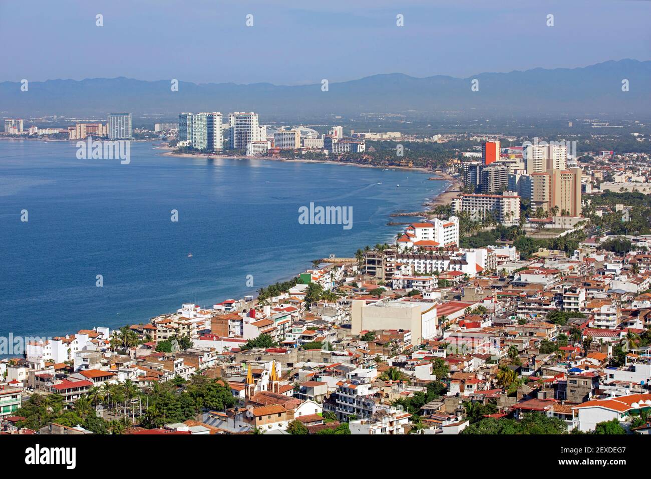 Luftaufnahme über Puerto Vallarta, mexikanische Badeort Stadt am Pazifik Bahía de Banderas, Jalisco, Mexiko Stockfoto