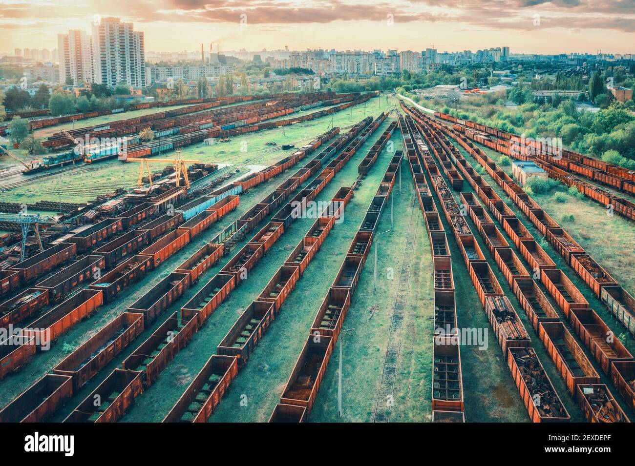 Luftaufnahme der bunten Güterzüge. Bahnhof Stockfoto