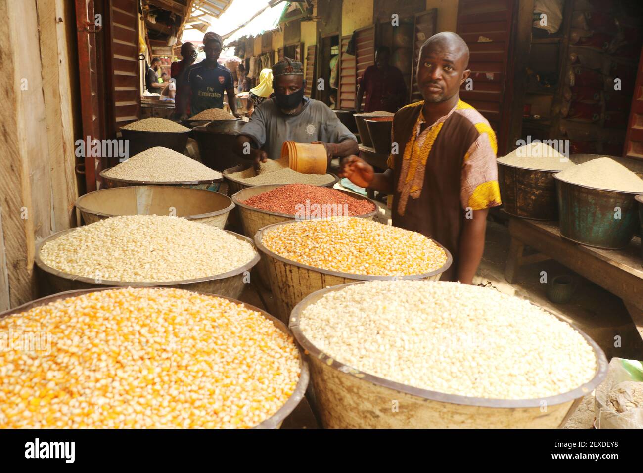 Ein Händler betreut einen Kunden auf dem Lagos Lebensmittelmarkt im Mile-12 Bezirk von Lagos, Nigeria. Stockfoto