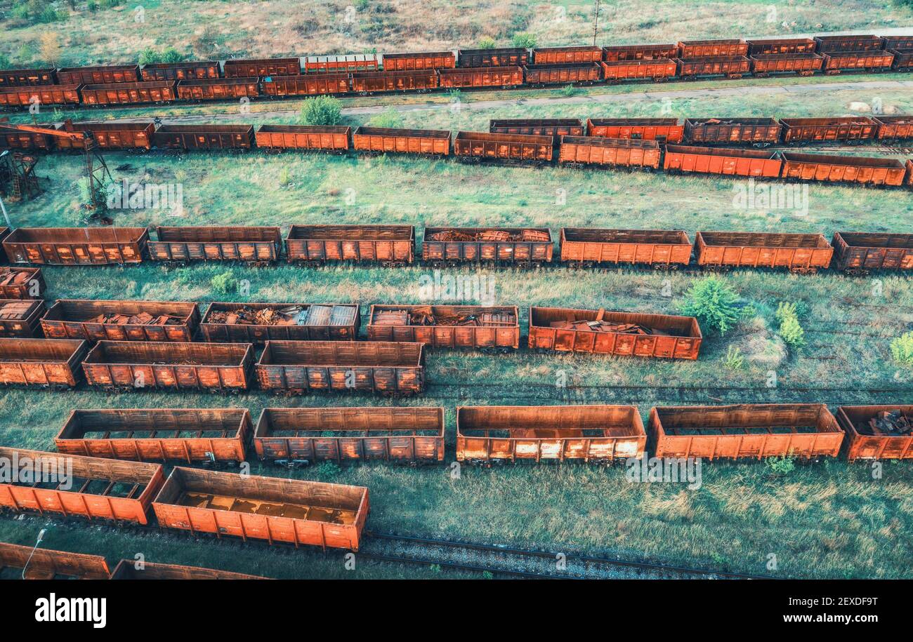 Luftaufnahme der Güterzüge. Ansicht von oben von alten rostigen Wagen Stockfoto