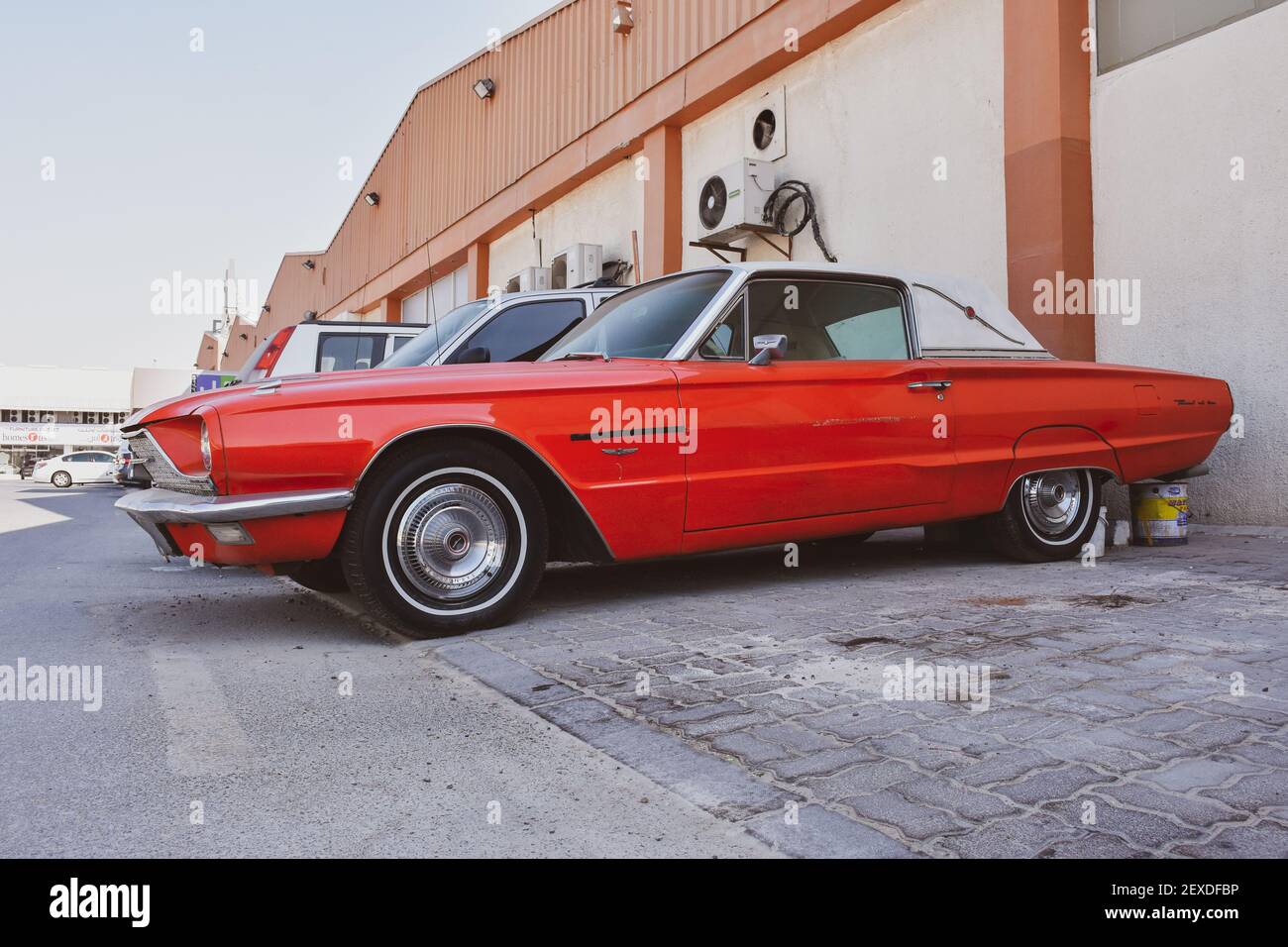 Seitenansicht eines roten Oldtimer auf der Straße Stockfoto