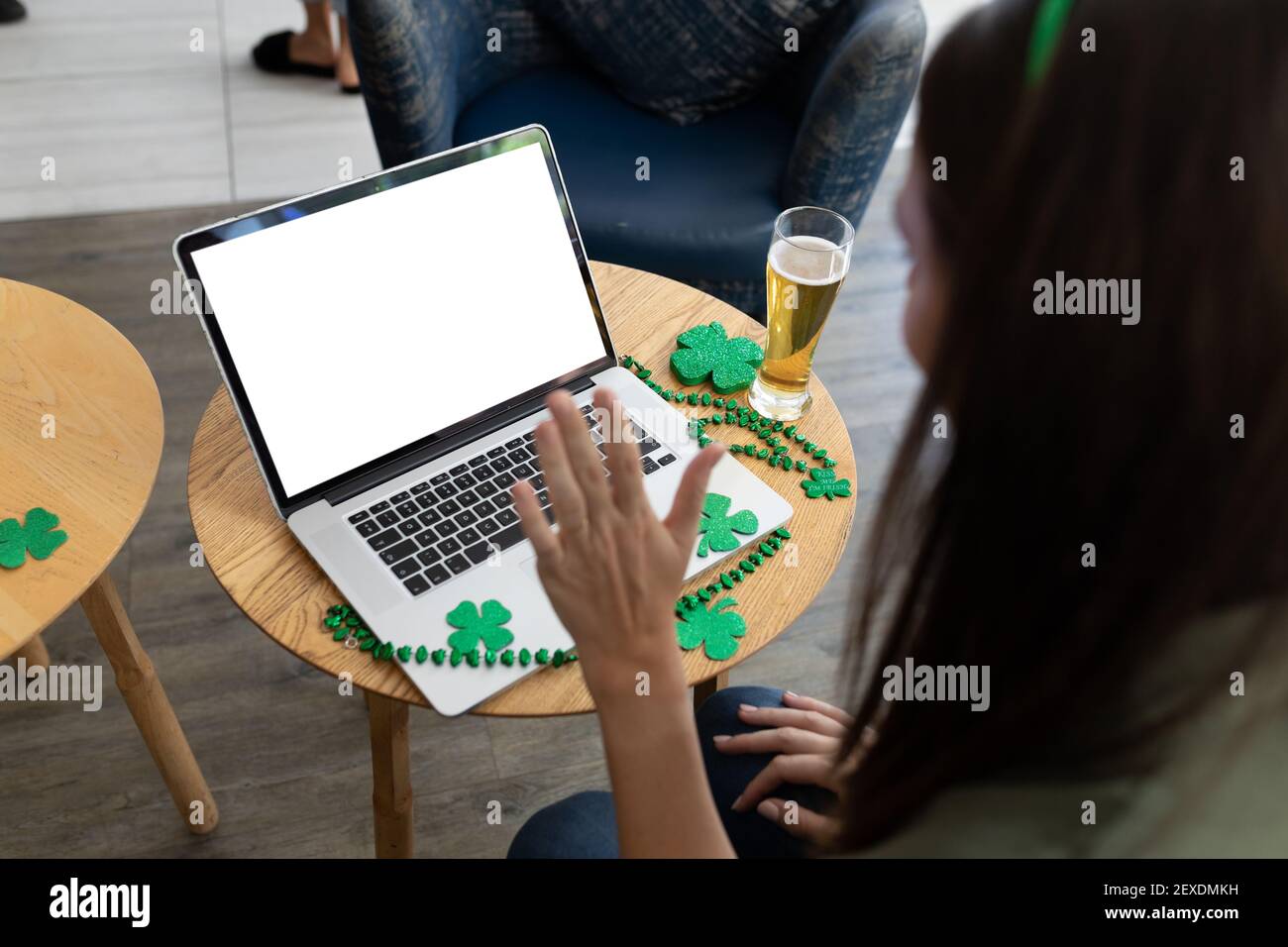 Kaukasische Frau hält Bier auf St. patrick's Day Laptop-Video Anruf mit Kopierplatz auf dem Bildschirm Stockfoto