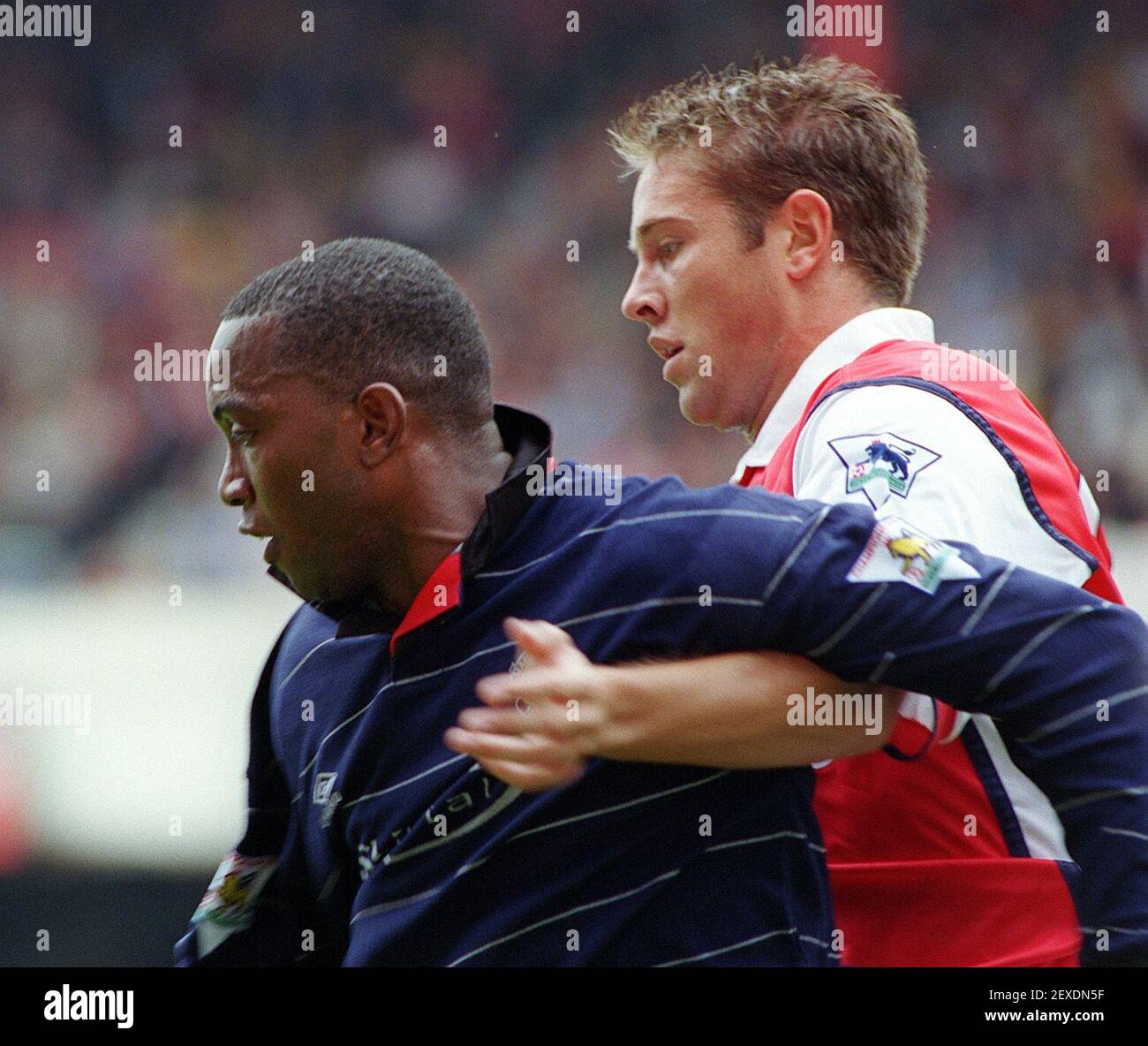 Dwight Yorke Manchester United August 1999tackles Matthew Upson Arsenal duriing Das Spiel Arsenal gegen Manchester United Stockfoto