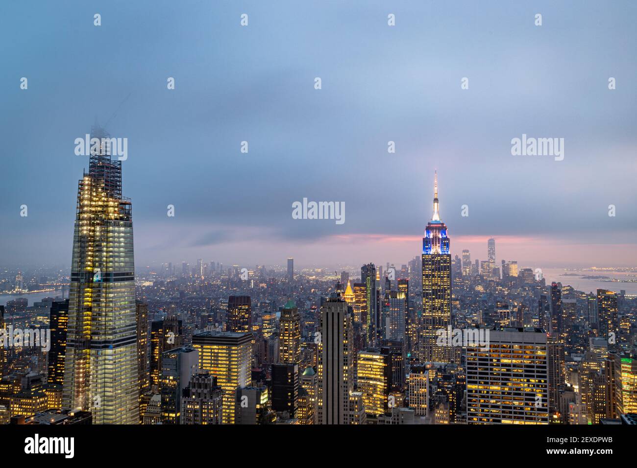 Skyline von New York von der Spitze des Felsens aus Deck im Rockefeller Center in der Abenddämmerung mit Wolken in der Himmel Stockfoto