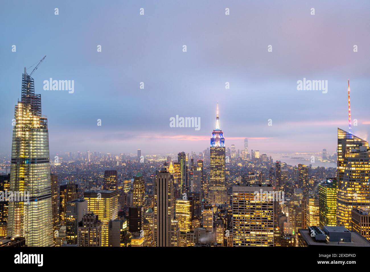 Skyline von New York von der Spitze des Felsens aus Deck im Rockefeller Center in der Abenddämmerung mit Wolken in der Himmel Stockfoto