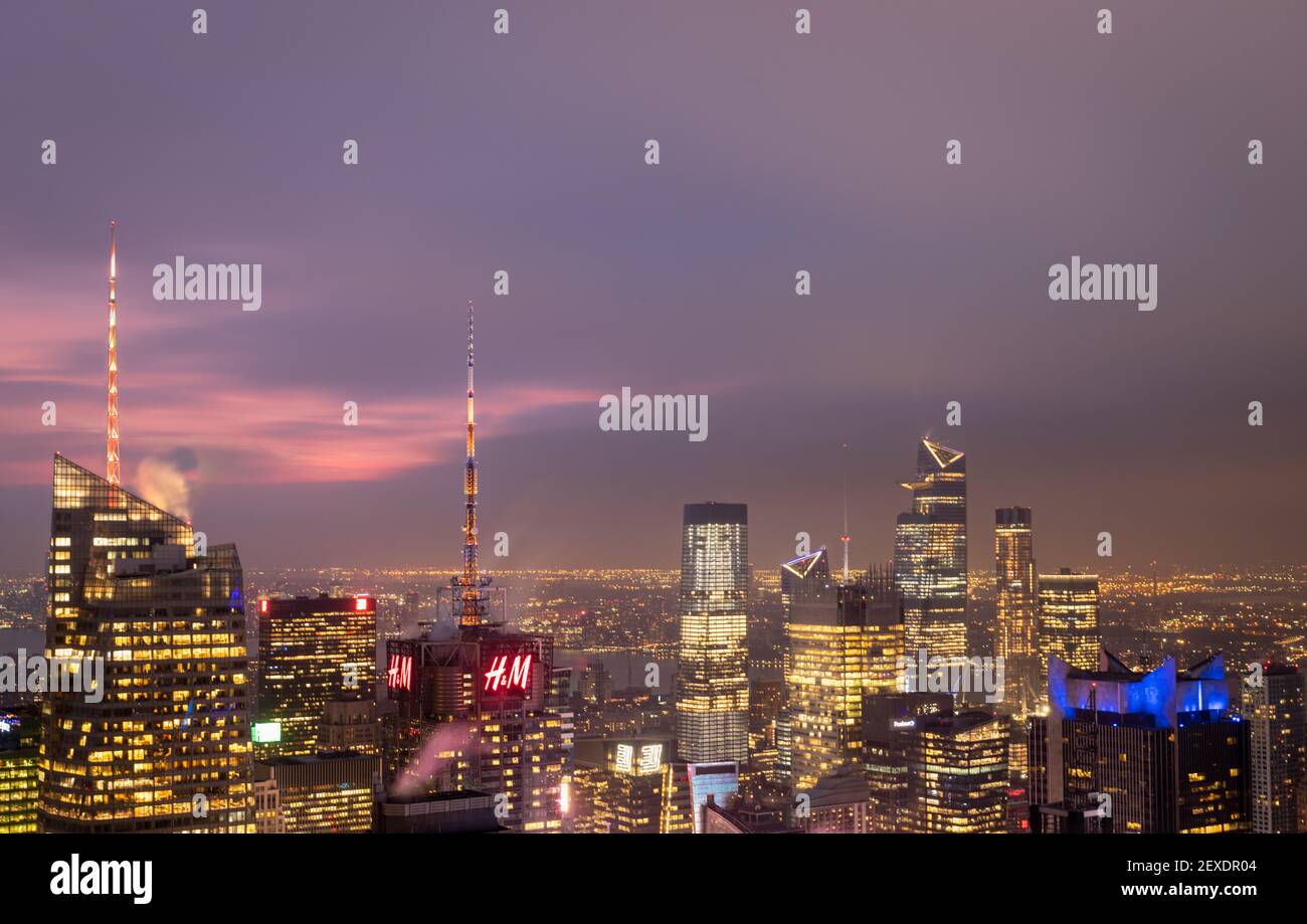 Skyline von New York von der Spitze des Felsens aus Deck im Rockefeller Center in der Abenddämmerung mit Wolken in der Himmel Stockfoto