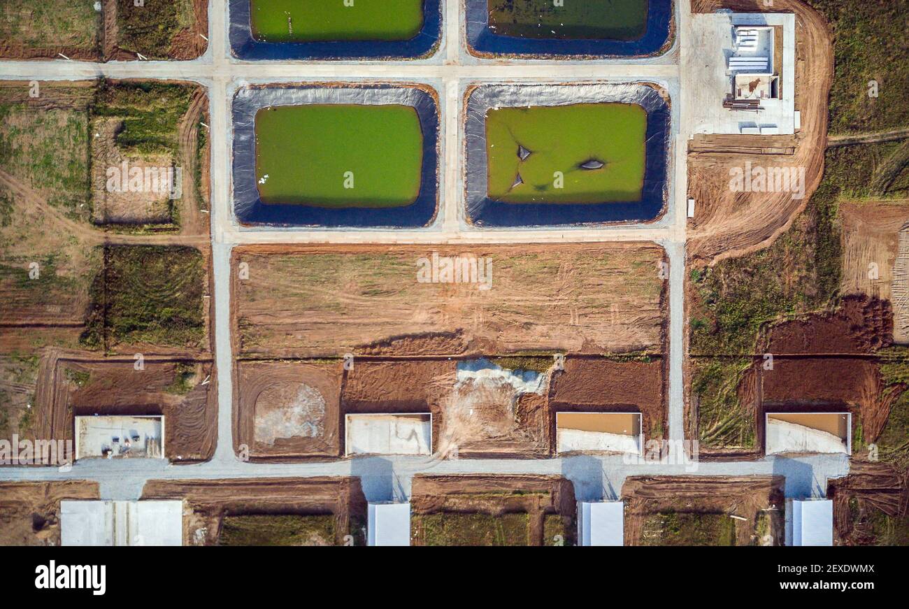 Blick von der Drohne. Luftaufnahmen von Kläranlagen. Wasseraufbereitung. Kläranlage. Schmutzwasseraufbereitungsbehälter Für Den Betrieb Stockfoto