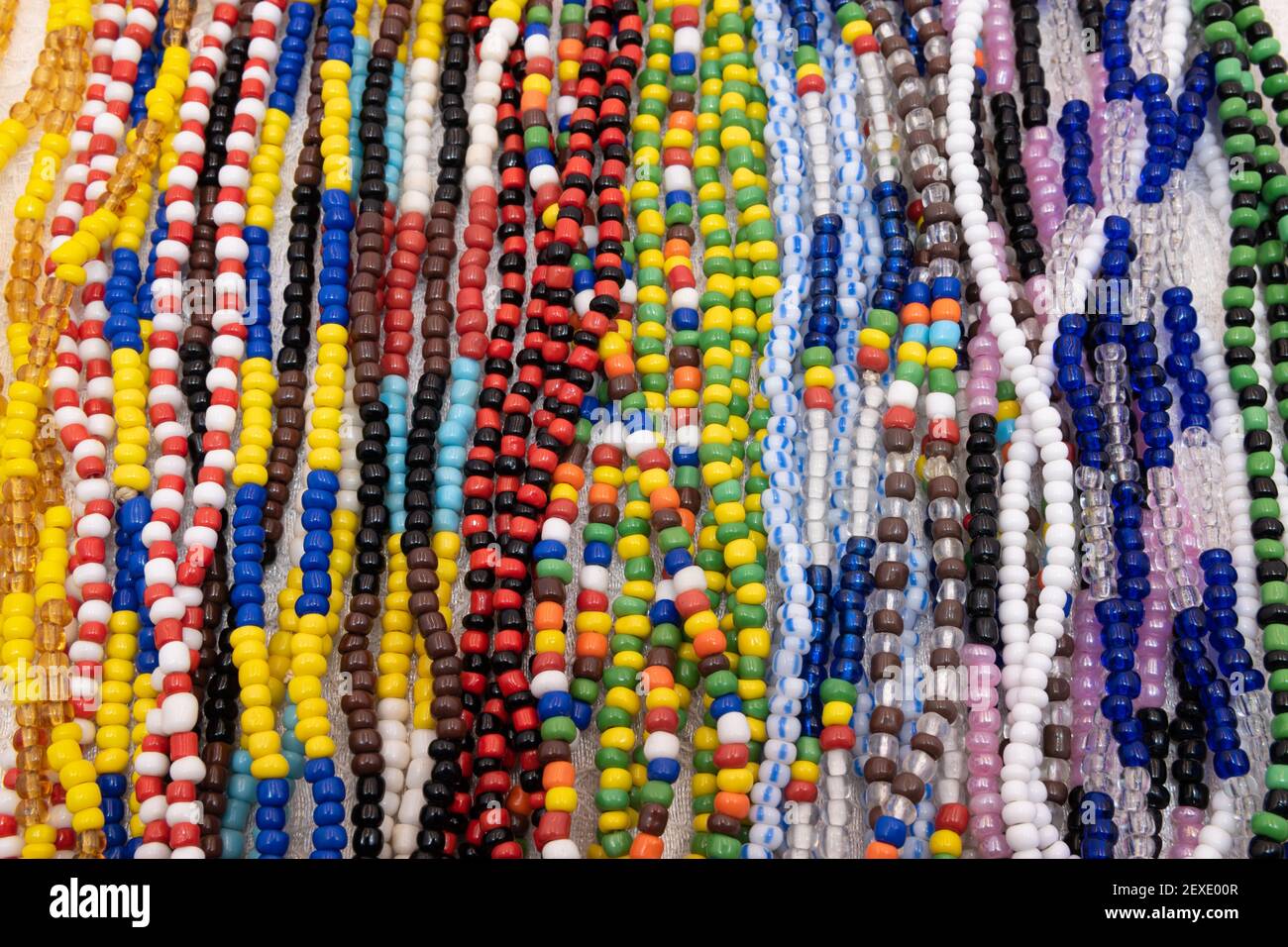 Repräsentative Fotografie von Halsketten der verschiedenen Orishas Die afro-kubanische Yoruba-Religion Stockfoto