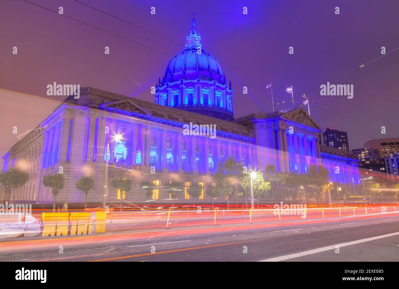 Das Rathaus von San Francisco leuchtet blau, um die Beschäftigten des Gesundheitswesens während der COVID-19 Pandemie, Kalifornien, USA, zu ehren. Stockfoto