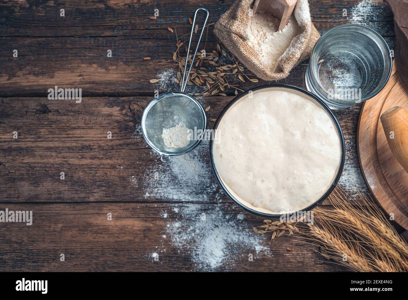 Der Vorgang der Hefeteig zu erhöhen. Draufsicht mit Kopierbereich. Stockfoto
