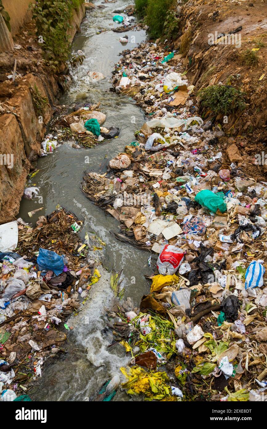 Ein stark verschmutzter Fluss, der im Kibera Slum von Nairobi, Kenia, mit Müll, Abfall und Abwasser gefüllt ist. Stockfoto