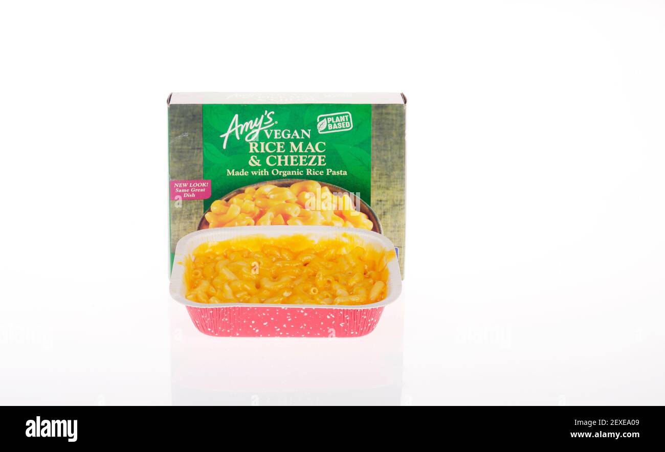 Gekochte vegane Bio-Reismakkaroni ohne Gluten & Käse oder Cheeze Behälter von Amy's Foods Stockfoto