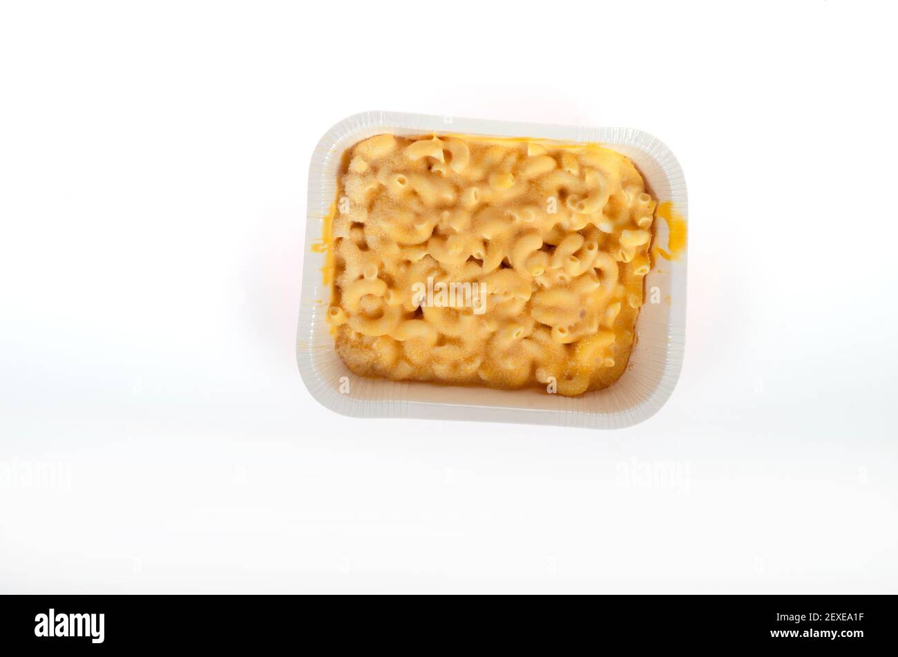 Gefrorene, ungekochte, vegane Macaroni & Käsebehälter von Amy's Foods Stockfoto