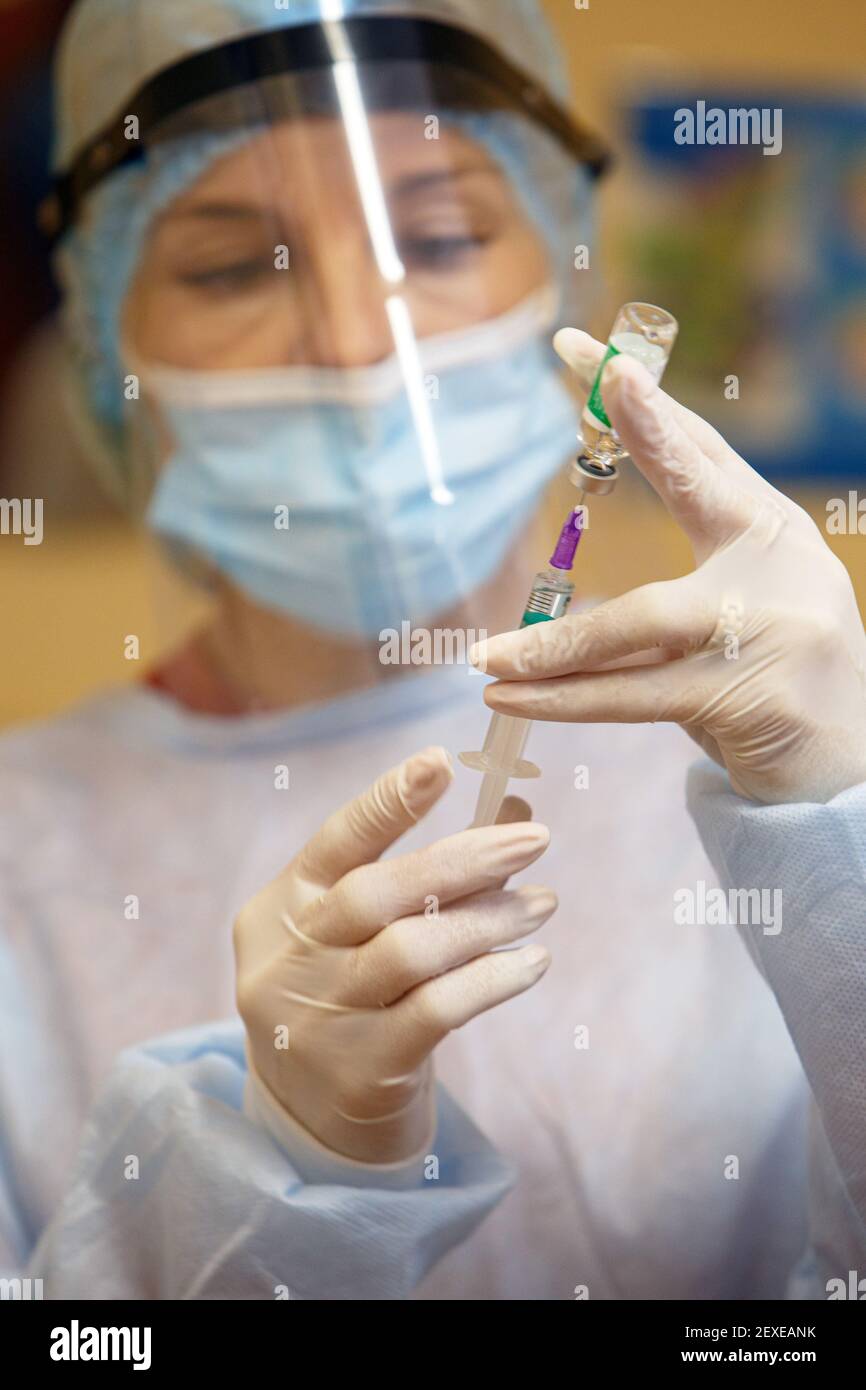 UZHHOROD, UKRAINE - 4. MÄRZ 2021 - EIN Gesundheitsdienstleister zieht eine Dosis des CoviShield-Impfstoffs an der Zakarpattia Regional Clinical Infectious Disea Stockfoto