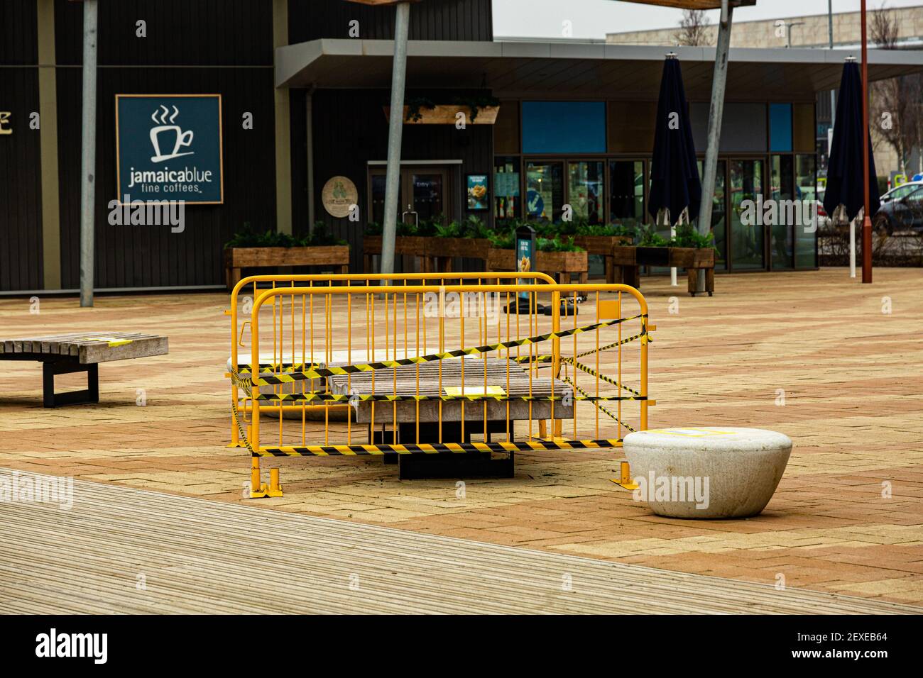 Öffentliche Sitzbereiche sind aufgrund der Covid-Vorschriften abgedichtet Stockfoto