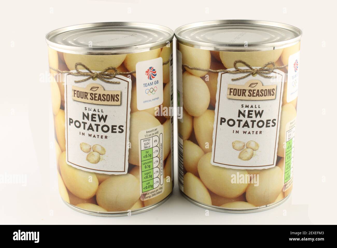 Zwei neue verzinnte Kartoffeln isoliert auf weißem Hintergrund mit Kopierraum Stockfoto