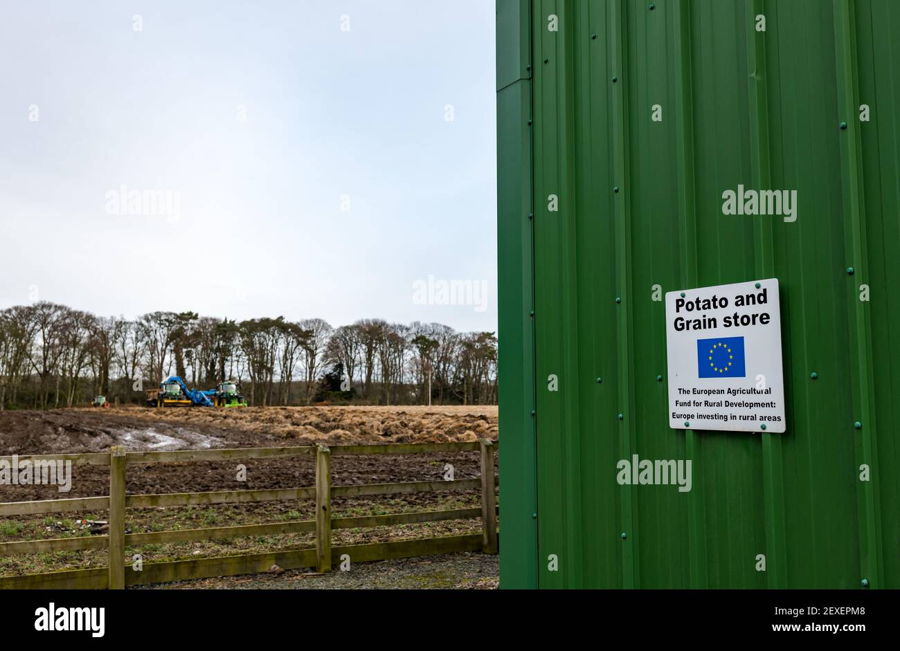 Kartoffel- und Getreideladen mit EU-Flagge für ländliche Entwicklung, Luffness Mains Farm, East Lothian, Schottland, Großbritannien Stockfoto