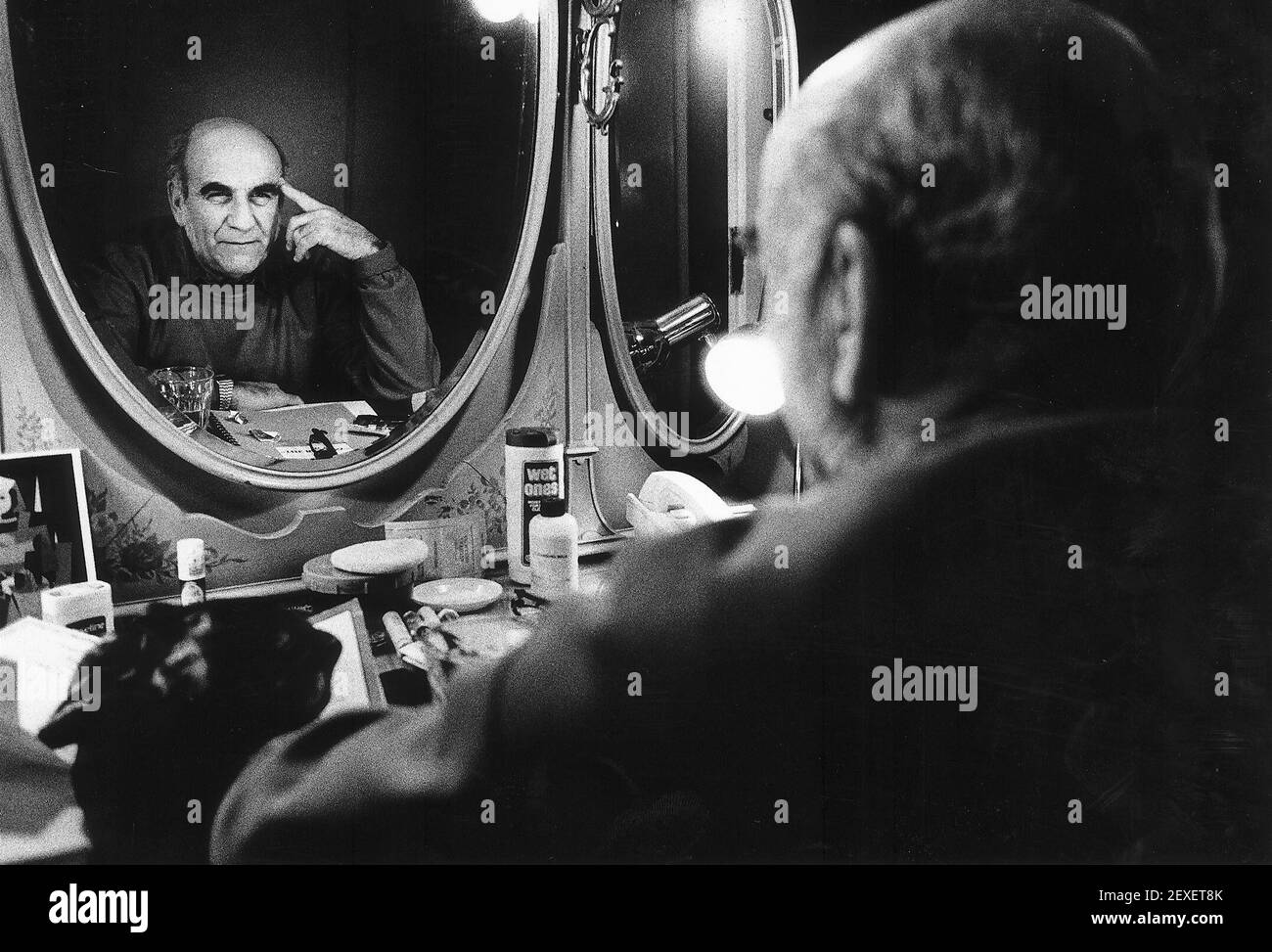 Warren Mitchell Schauspieler in seiner Garderobe Stockfoto