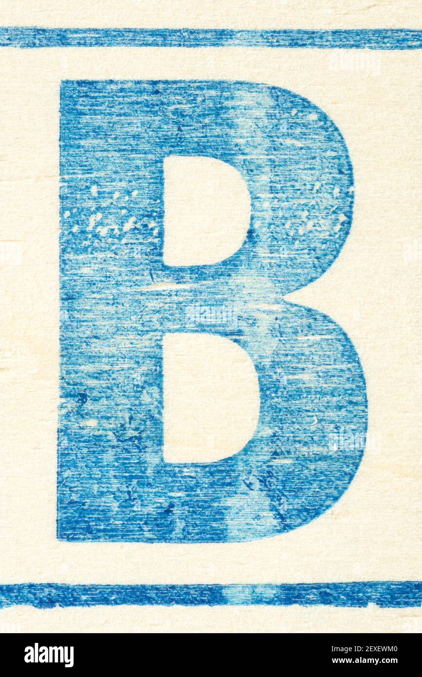 Blauer Buchstabe B auf hellem Sperrholz gedruckt Stockfoto