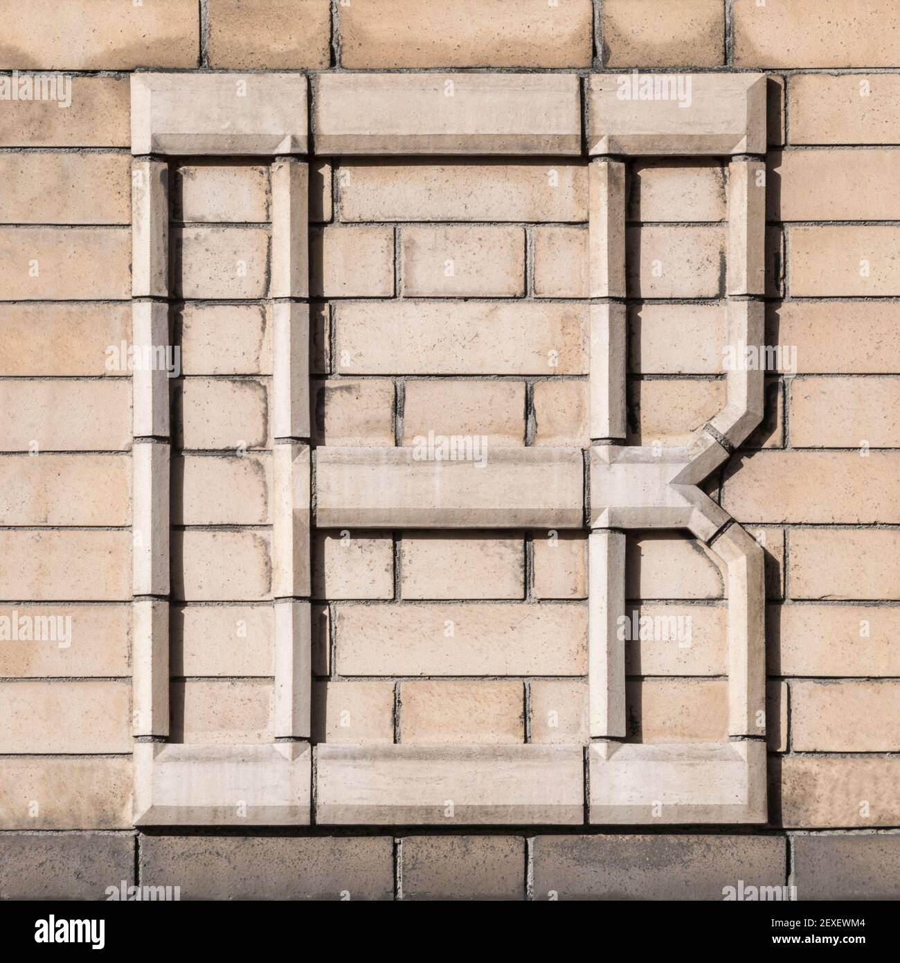 Großer Buchstabe B, bestehend aus hellem Klinker Stockfoto