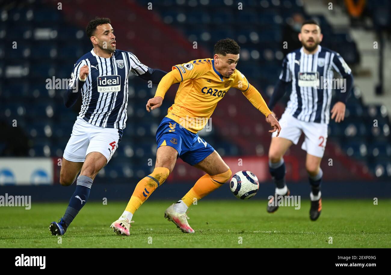 Everton's Ben Godfrey (Mitte) kämpft mit West Bromwich Albion's Hal Robson-Kanu während des Premier League-Spiels in den Hawthorns, West Bromwich. Bilddatum: Donnerstag, 4. März 2021. Stockfoto