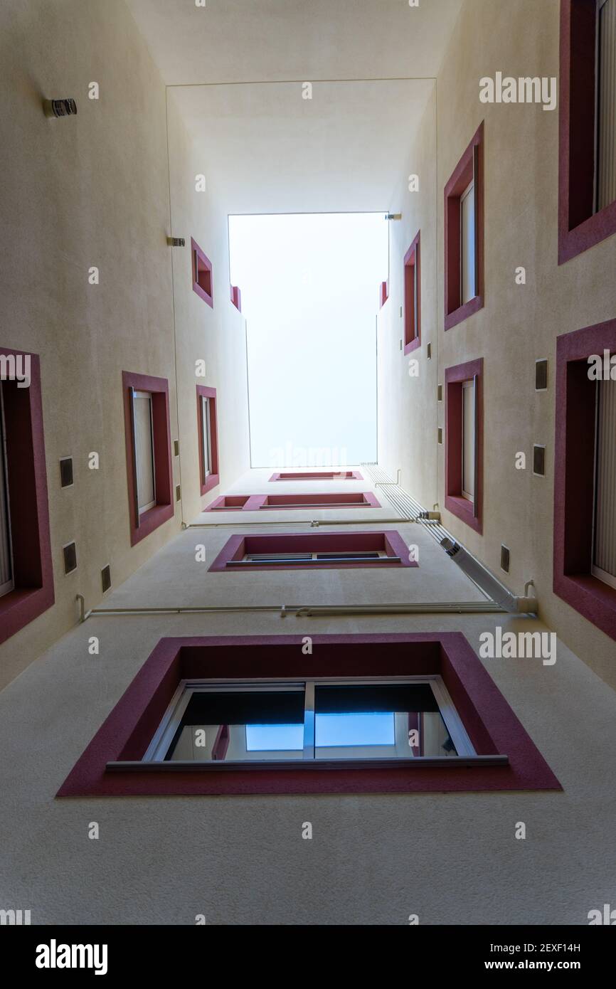 Stock Foto von roten und gelben Gebäude mit moderner Architektur. Stockfoto