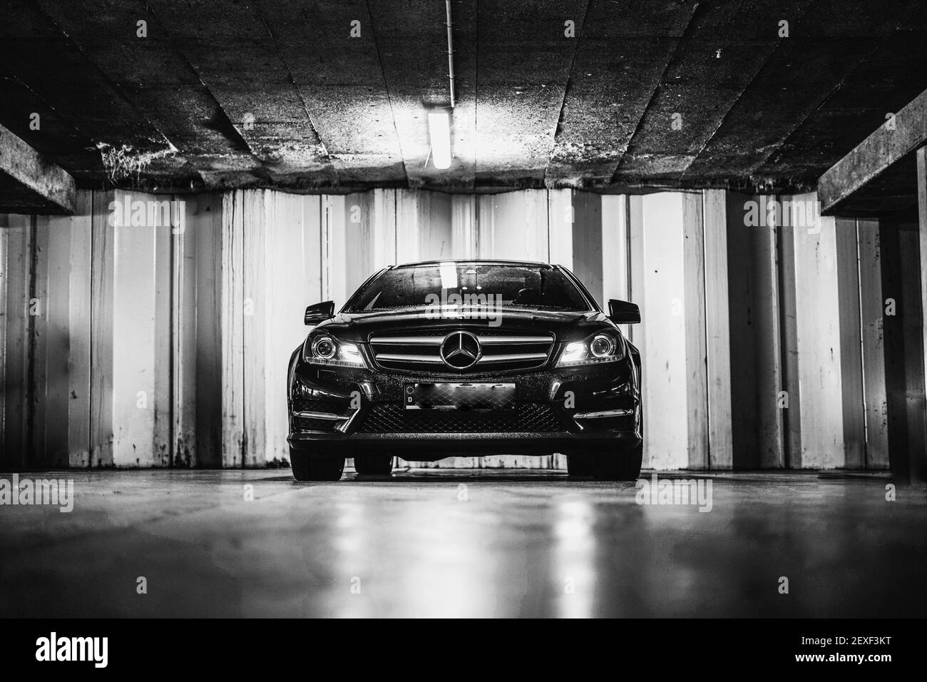 BERLIN, DEUTSCHLAND - 20. Jul 2020: Mercedes G- Wagen in Tiefgarage mit Licht von oben Stockfoto