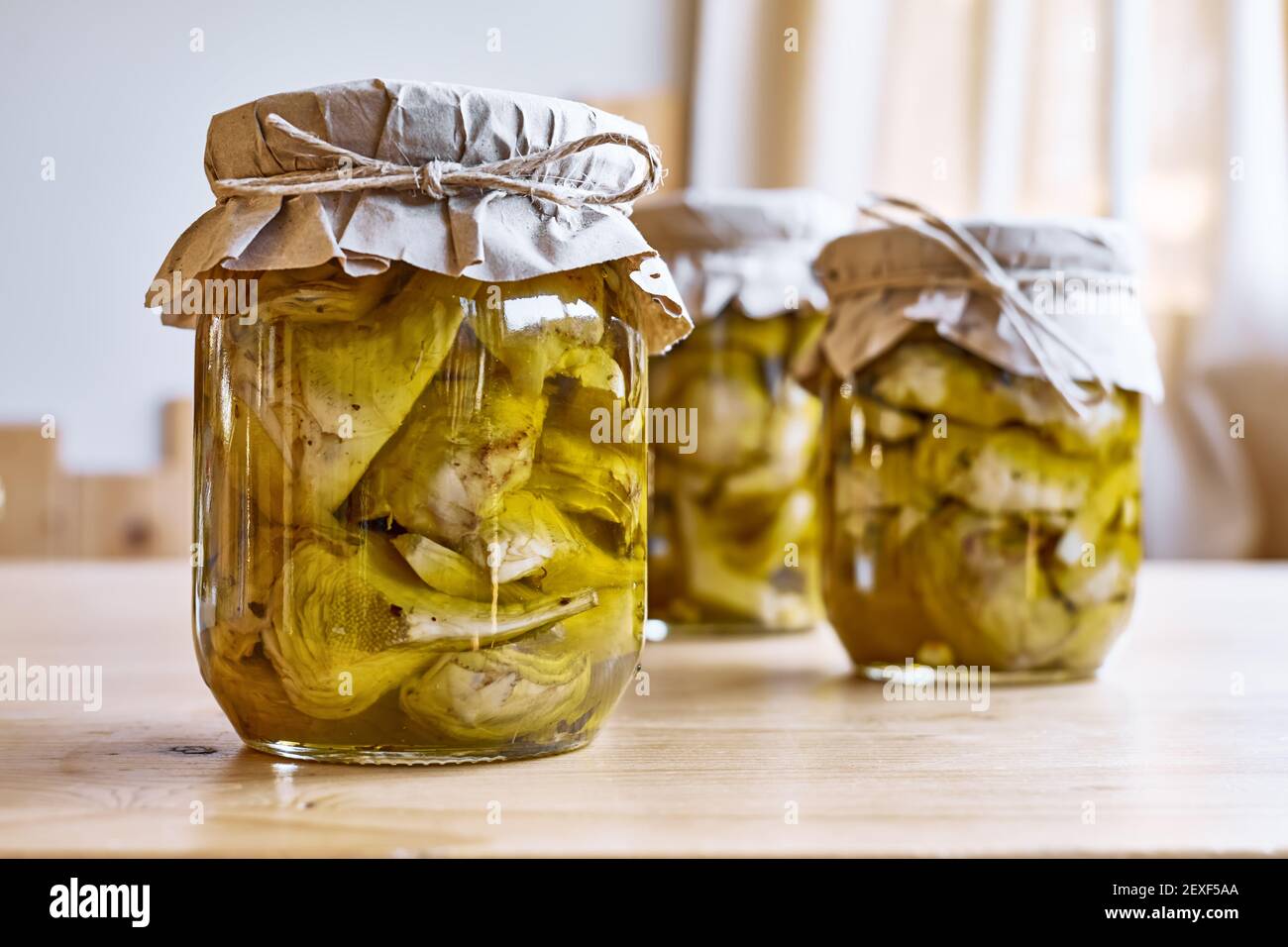 Artischocken im glas -Fotos und -Bildmaterial in hoher Auflösung – Alamy