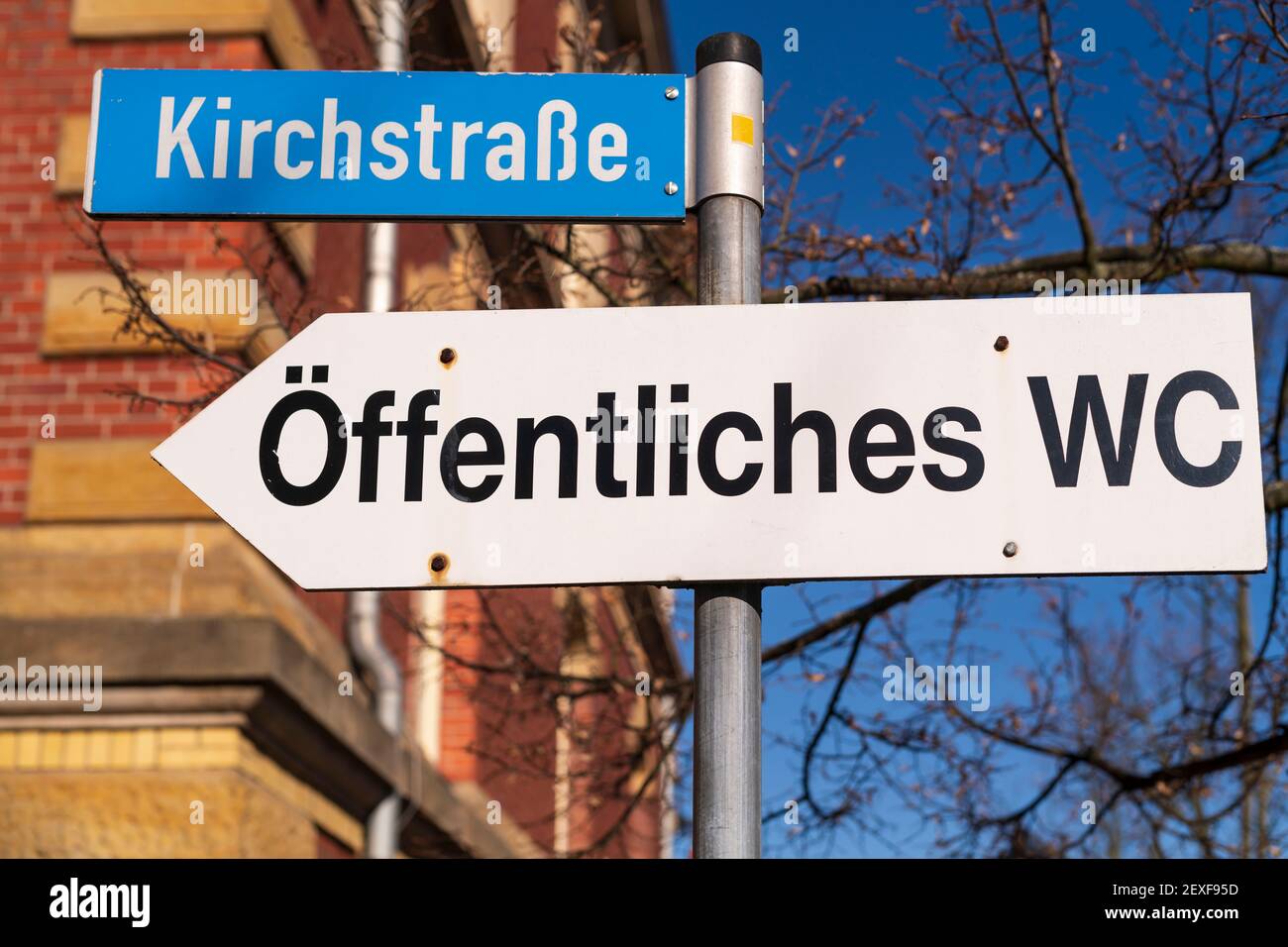 Schild mit der deutschen Aufschrift Öffentliche Toilette, die in der Kirchenstraße ist. Stockfoto
