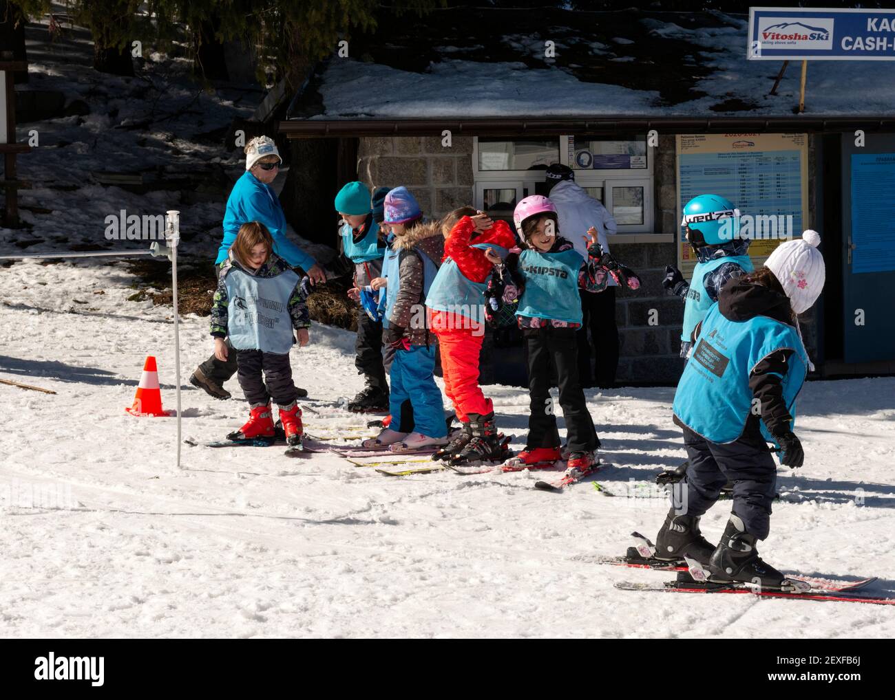 Ab Februar 2021 besuchen Kleinkinder die Skischule im Vitosha-Gebirge bei Sofia, Bulgarien, Osteuropa, EU. Stockfoto