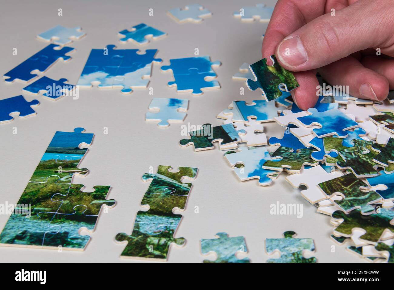 Älterer Mann, Der Puzzle Spielt, Um Sein Gedächtnis Zu Trainieren Stockfoto