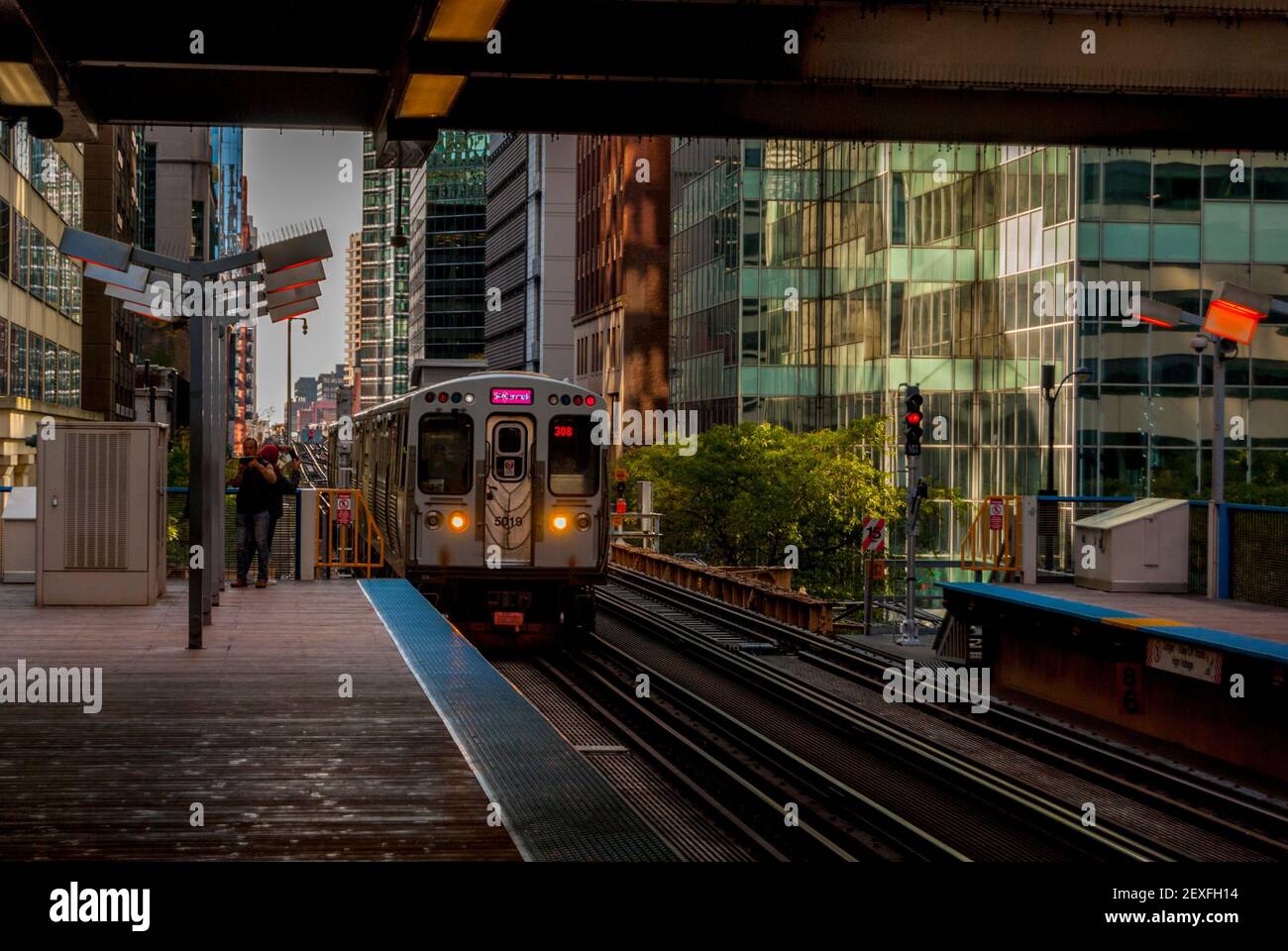 Zug nähert sich einem Bahnhof auf dem erhöhten Abschnitt des Chicago Subway System Chicago Illinois Stockfoto