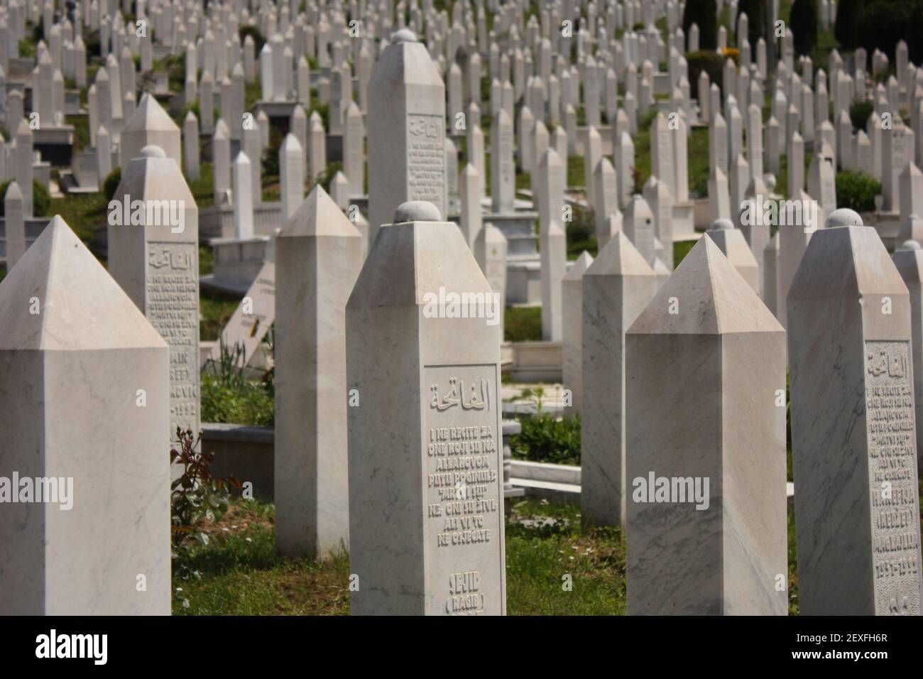 Muslimischer Friedhof für die Opfer der Belagerung von Sarajevo Ein sonniger Tag Stockfoto