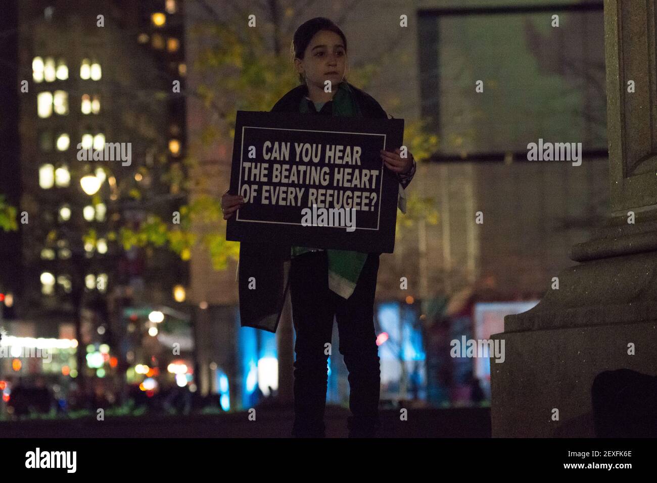 NEW YORK CITY - 10. DEZEMBER 2015 - ADemonstratoren halten bei der Kundgebung gegen Donald Trumps Vorschlag für ein Asylverbot für muslimische Immigranten Zeichen hoch. Am Internationalen Tag der Menschenrechte veranstalteten Aktivisten der Gruppe MENA Solidarity eine Rush-Hour-Demonstration im Columbus Circle in Manhattan, um die vorgeschlagenen Beschränkungen für muslimische Amerikaner durch den republikanischen Präsidentschaftskandidaten Donald Trump zu verurteilen und um Unterstützung für syrische Flüchtlinge zu zeigen, die jetzt in den Vereinigten Staaten ankommen. (Foto von Albin Lohr-Jones / Pacific Press) *** Bitte benutzen Sie die Gutschrift aus dem Kreditfeld *** Stockfoto