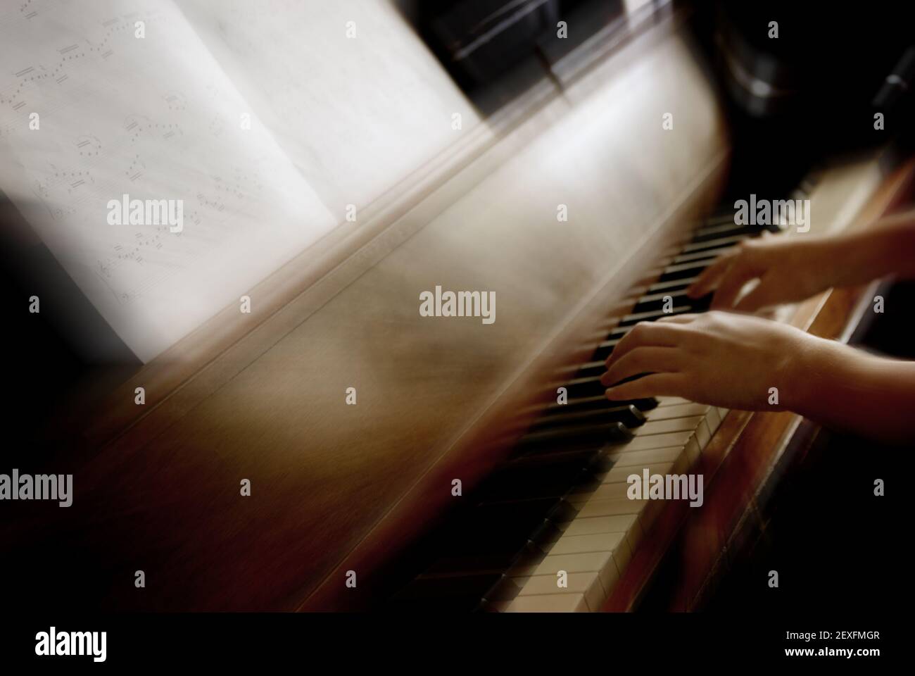 Sepia getönten Klavier im Wohnzimmer des Hauses gegen Wand Action Music Zoom verwackelte Bewegungen Stockfoto