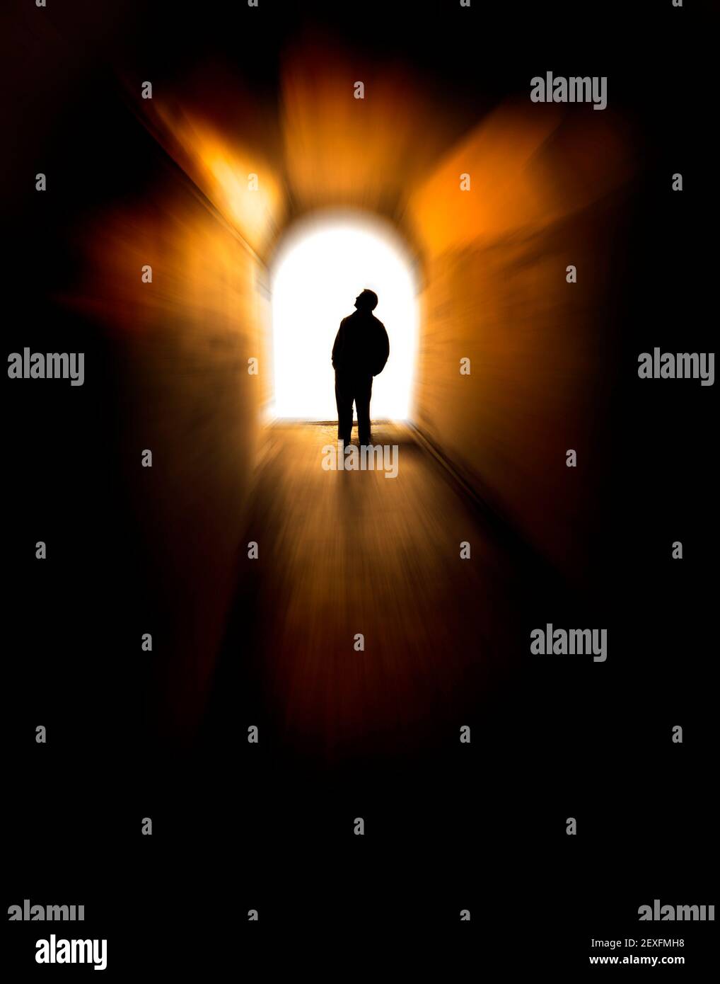 Person in langen Tunnel Gehweg mit weißem Licht an der Zoombewegung beenden Stockfoto