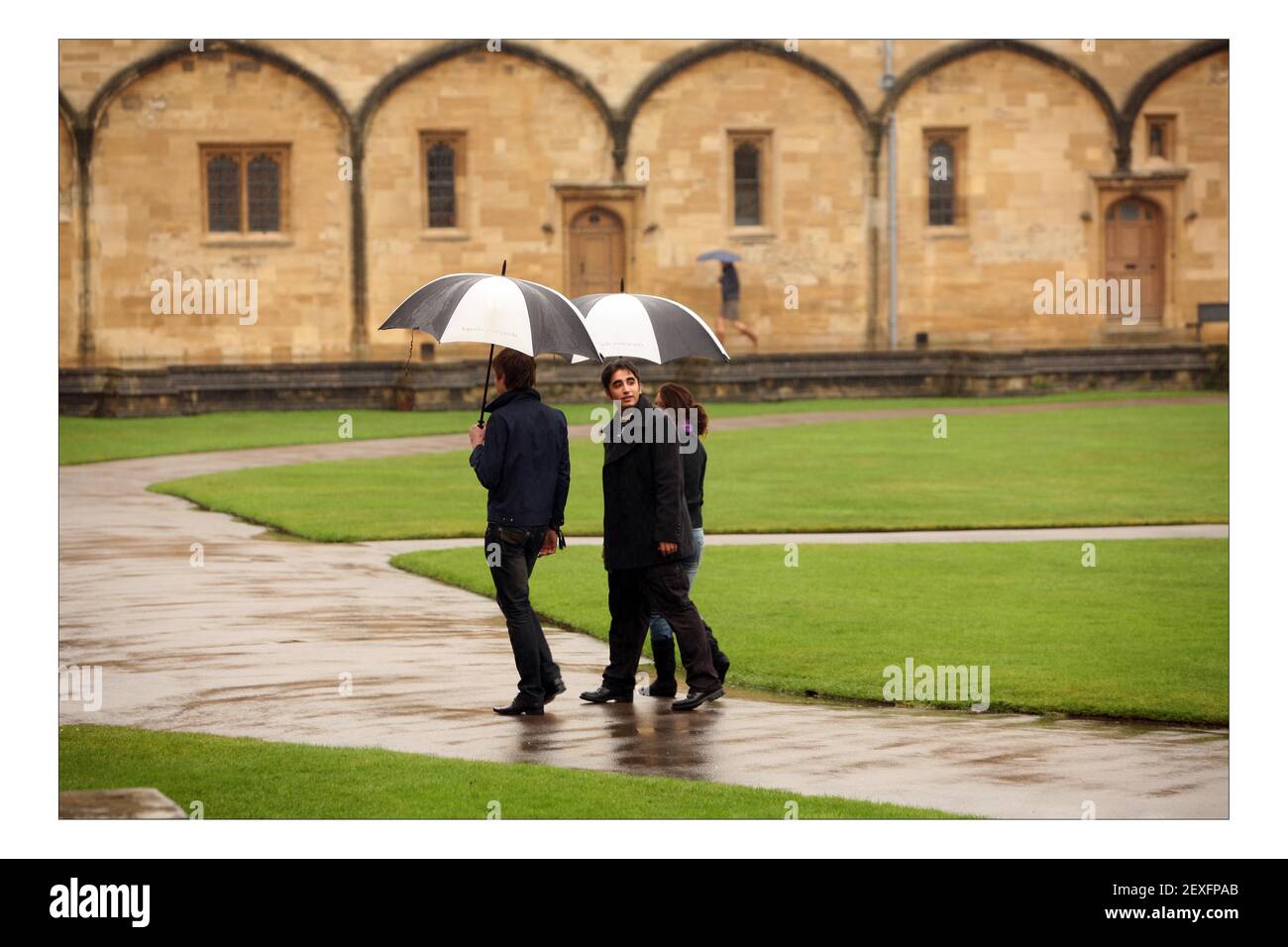 Bilawal Bhutto Zardari geht über ein Viereck am Christ Church College in Oxford, Südengland 11. Januar 2008. Der Sohn des ermordeten pakistanischen Oppositionsführers Benazir Bhutto und jetzt Vorsitzender der Pakistanischen Volkspartei, beginnt eine neue Amtszeit als Student an der Universität Oxford. PIC David Sandison Stockfoto