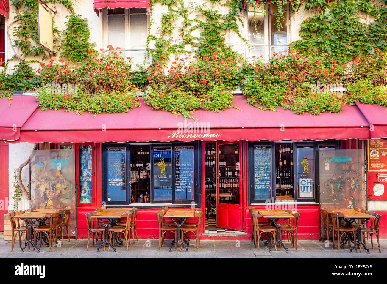 Offene Türen im Chez Marianne - ein israelisches Restaurant im Marais, Paris, Ile-de-France, Frankreich Stockfoto